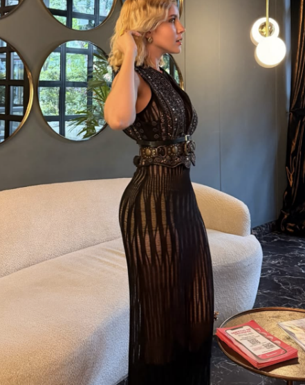 Mujer con vestido negro